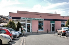 Freihausbuchhandlung mit Parkplatz