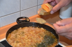 Der Majoran wird in die Pfanne eingestreut